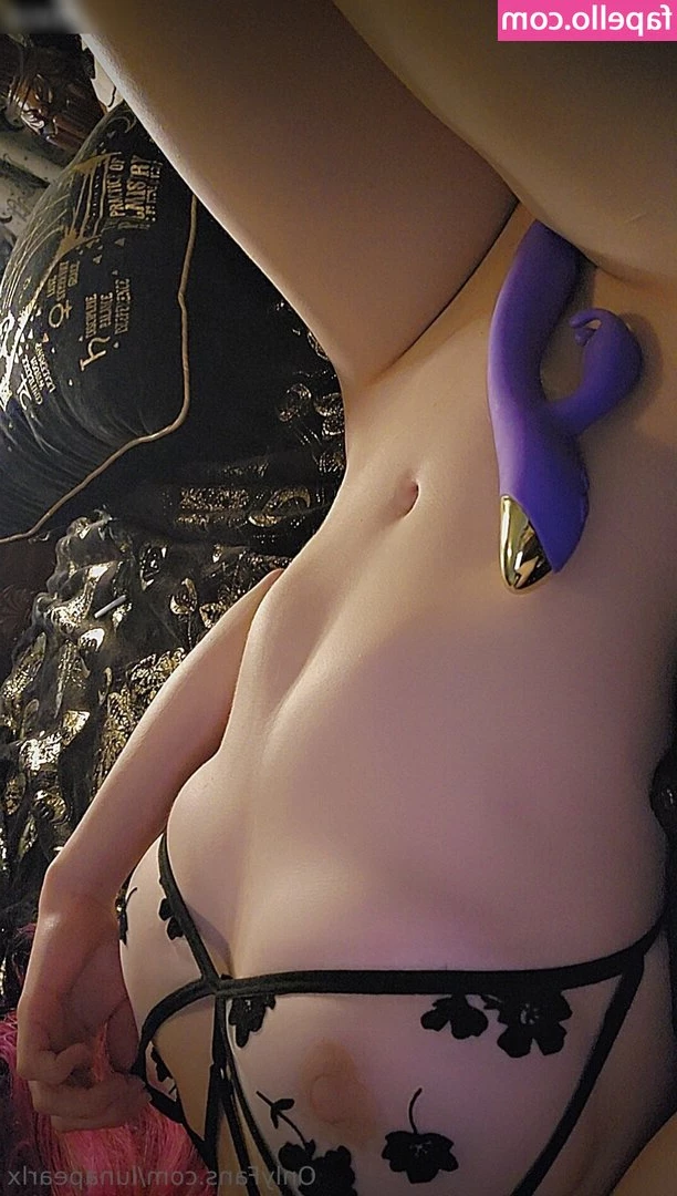lunapearlx [ lunapearlx-1 ] - Thirsty Thursday babe whatcha gonna drink up