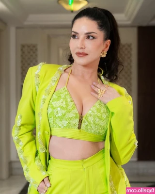 Sunny Leone [ sunny-leone-1 ] - I will be online the all day baby come and talk to me 💋💋