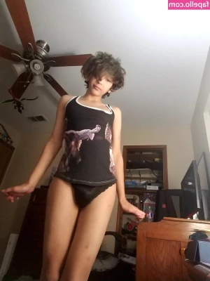 b00tpurrtyboi - Um hi...do you like short legs? 🥺👉👈