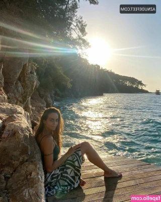 Deniz Barut [ deniz-barut ] - Check your dms for a naughty little bundle 🍑💦 @iwantsheena