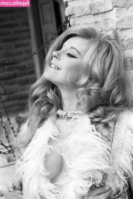 Elke Sommer [ elke-sommer ] - Just trying to tempt you with my ass, is it working? Só estou