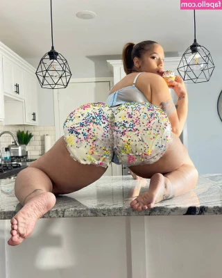 Scarlett Cakez [ scarlett-cakez ] - new to town   here s alittle taste  more to come