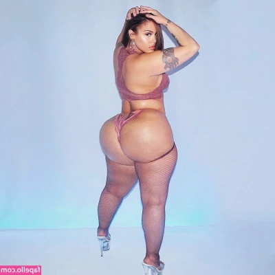Scarlett Cakez [ scarlett-cakez ] - SHOUT OUT TO ALL MY MUFUCKEN DAWGS WHO TURN THEIR RENEWS ON