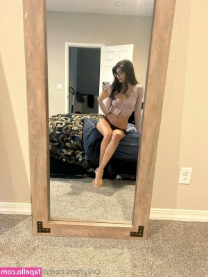 reinaraexxx - I luv eating pussy!!