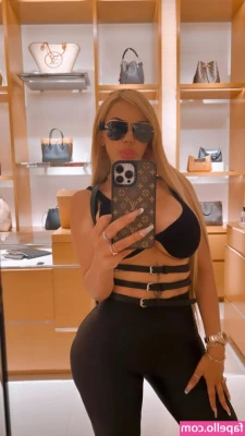 Alexa Mena [ alexa-mena ] - Okay I’m going LIVE for the first time on here this week as