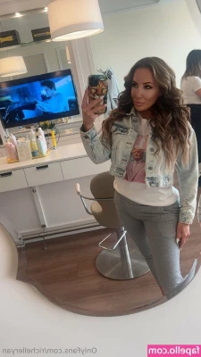richelleryan [ richelleryan-1 ] - What do you think about us peeing in public? We ended up very wet and