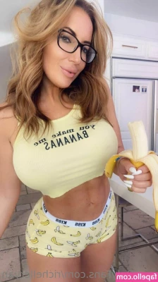 richelleryan [ richelleryan-1 ] - Having a sexxxy day with my hair 👅