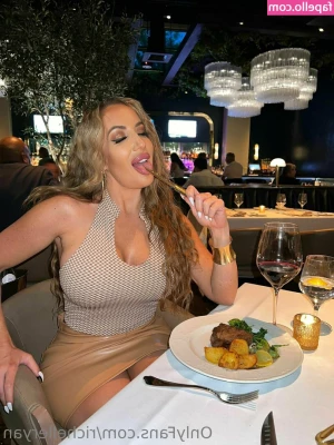 richelleryan [ richelleryan-1 ] - Check out this hot piece of ass and hot ass on my arm