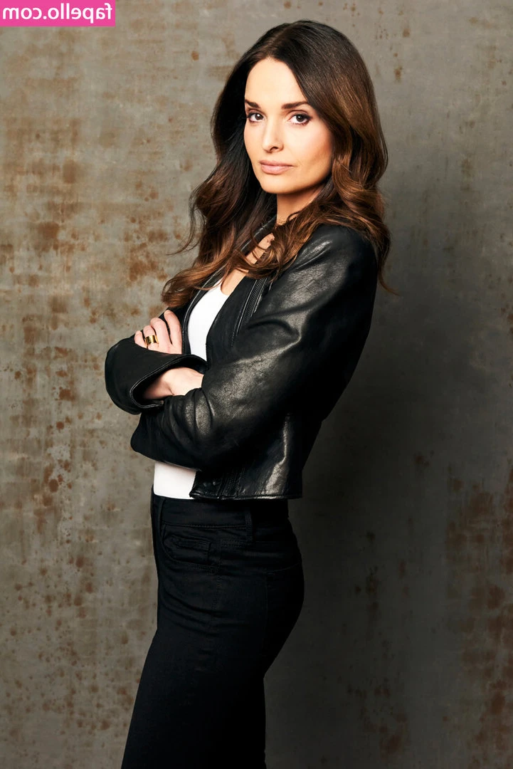 Gloria Votsis [ gloria-votsis ] - Your eyes are like Ikea. I can get lost in them.
