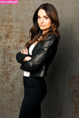 Gloria Votsis [ gloria-votsis ] - Your eyes are like Ikea. I can get lost in them.
