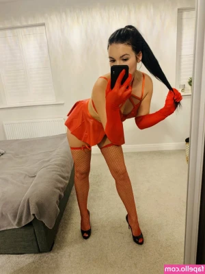 KinkyKylieUk - Trying on some sexy new dresses