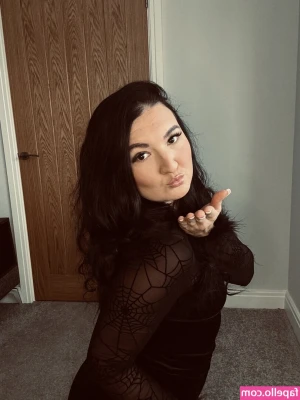 KinkyKylieUk - Less is more, don't you think? 😏