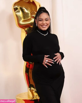 Vanessa Hudgens [ vanessa-hudgens-2 ] - 4 videos of me stripping off after the Blink 182 concert 🤭👀