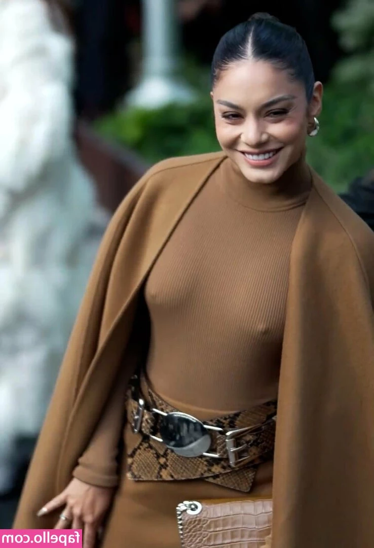 Vanessa Hudgens [ vanessa-hudgens-2 ] - Quisiera tenerte a mi lado  O encima  no importa 