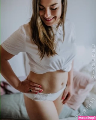 Julia Brüggemann [ julia-brggemann ] - 5 pics Loooooong legs & pedicure pics