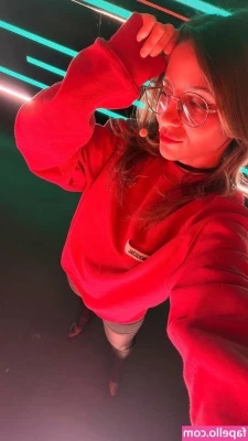 Laure Valée [ laure-valee ] - mind if i sweep ur floors? 🧹