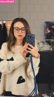 Laure Valée [ laure-valee ] - I could use a hand😉💦