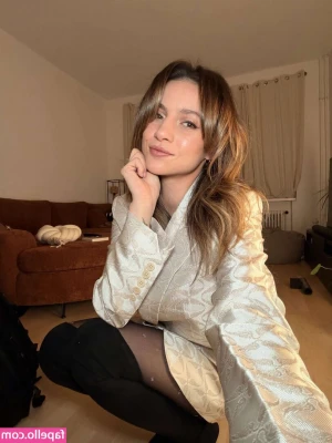 Laure Valée [ laure-valee ] - Rosy Pinheiro went out with a guy at the club, but when she got home