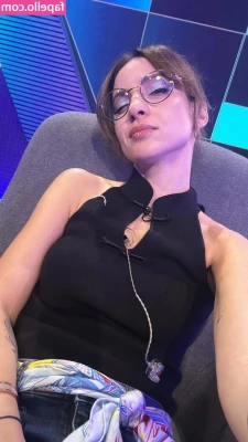 Laure Valée [ laure-valee ] - You like the sound of my moans as I play with my pretty pussy baby 