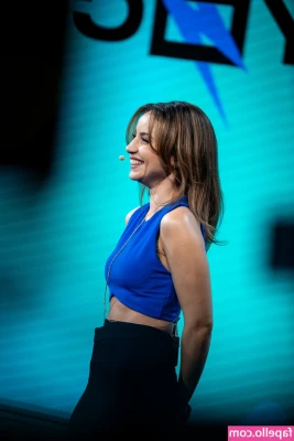 Laure Valée [ laure-valee ] - For anyone who left me a comment on my live feed I couldn t read the