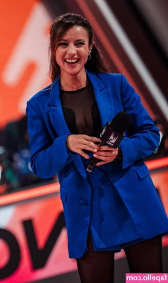 Laure Valée [ laure-valee ] - Feeling a little naughty 🥵