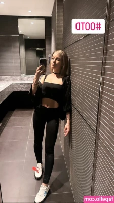 Laure Valée [ laure-valee ] - Have you said hi to me in the DM's today?! 👋 get a free nude 🔥