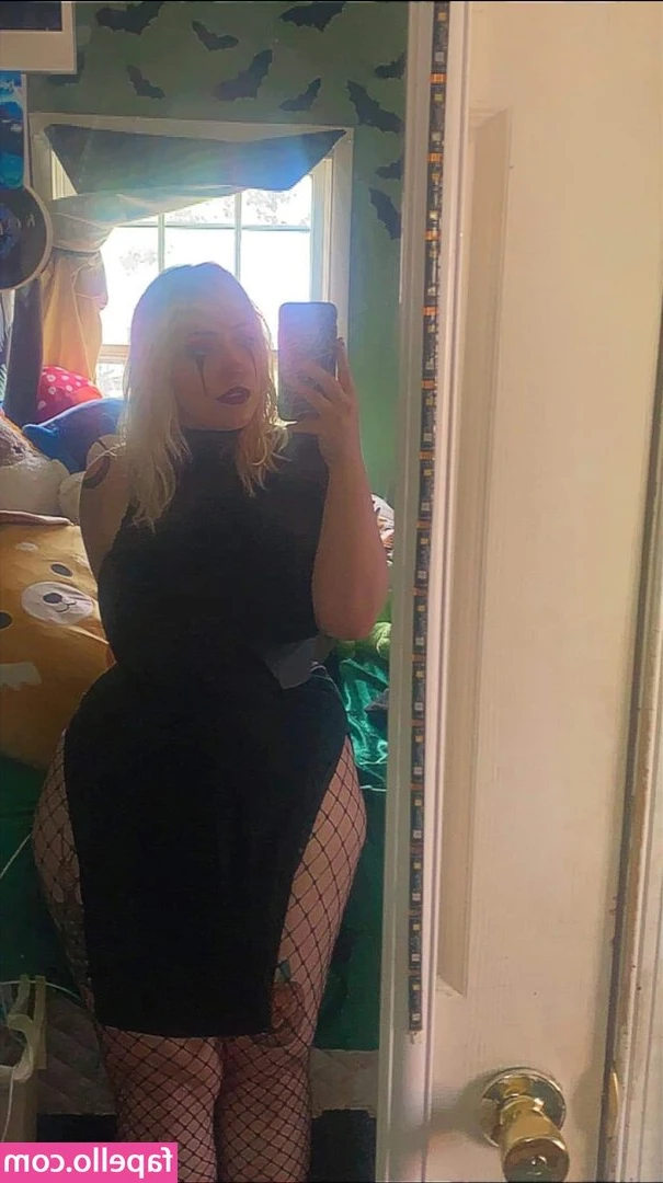 lvngdedgrl - I want you to lick my horny pussy for me. Taste how sweet and wet it