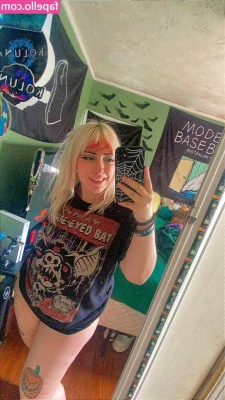 lvngdedgrl - Staring at my ass right now?🙈