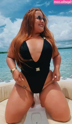 Andressa Brandao [ andressa-brandao ] - She shakes her vulgar hips while showing her obscene asshole.