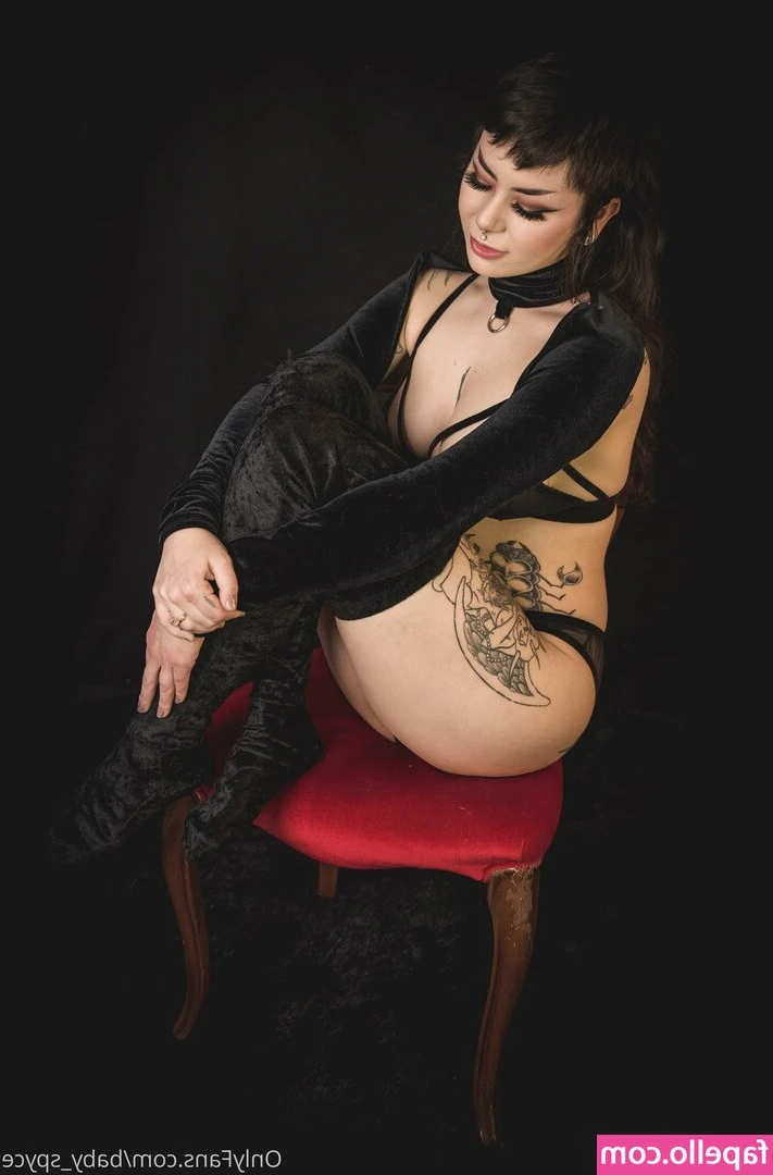 synthia_valentine [ synthia-valentine ] - Getting out of the water with extreme gracefulness...