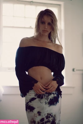 Alexis Ren [ alexis-ren ] - How I would love to have you between my legs mm my fat ass sitting on