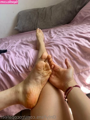 Cocopafeet - Spreading my lips for you