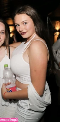 Maxine - Tight bra bounce