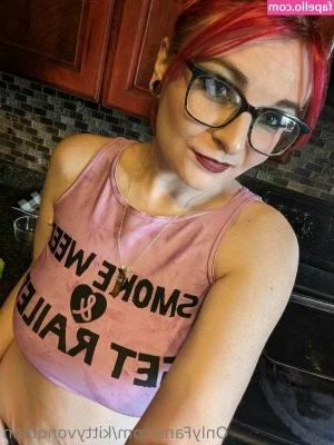 Kitty Von Quinn [ kitty-von-quinn ] - OOOPPPPPSSS I cut off my toe hahahaha