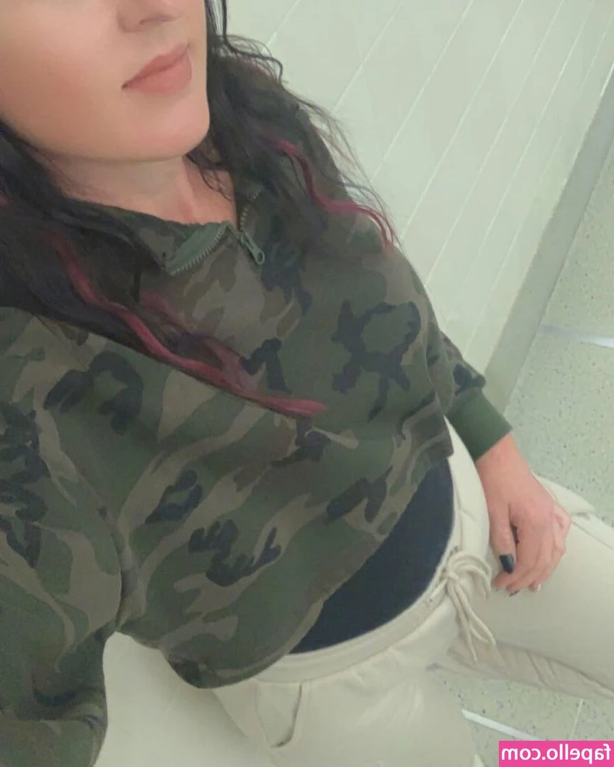 Lexi Sweet [ lexi-sweet ] - Cum get these soles daddy