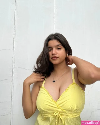 Tanu Cherry [ tanu-cherry ] - Swipe to open my gown more😁😁