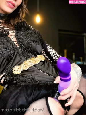 Madeline Marlowe [ madeline-marlowe ] - Lick it or stick it