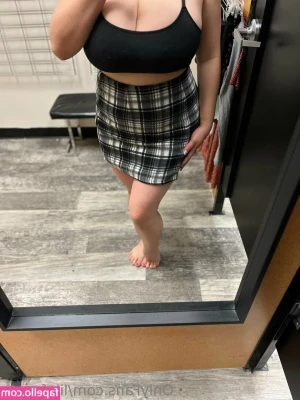 lilyfox_xo [ lilyfox-xo ] - Anyone online! I’m lonely and bored 🫣