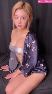 Uying ASMR [ uying-asmr ] - do you like this color on me?