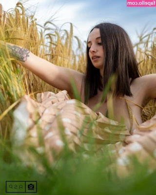 Francesca Mon Cherie [ francesca-mon-cherie ] - Time to get your hands dirty and play with me😏