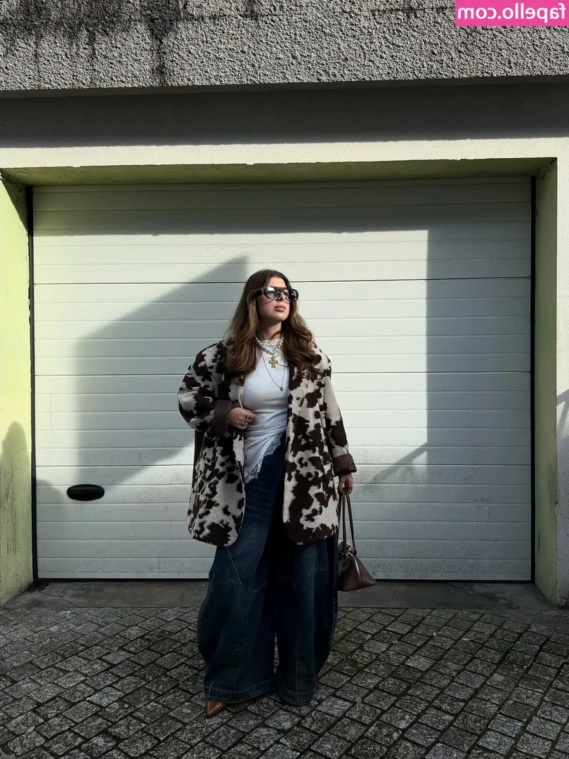 Mariana Dias [ mariana-dias ] - anyone else get so horny when you’re waiting in the car?