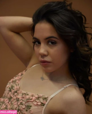 Skyler Neumann [ skyler-neumann ] - Happy new year! I am getting on myfreecams in a few mins and offering