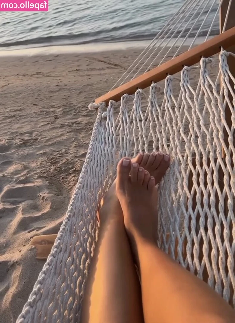 celina.sndr [ celina-sndr ] - I know how badly you loved my soles covered in cum in "The Pose" the