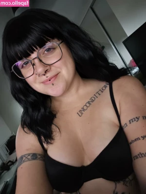 sarah.e.xx [ sarah-e-xx ] - I wanna know what your favorite type of content to see from me is!