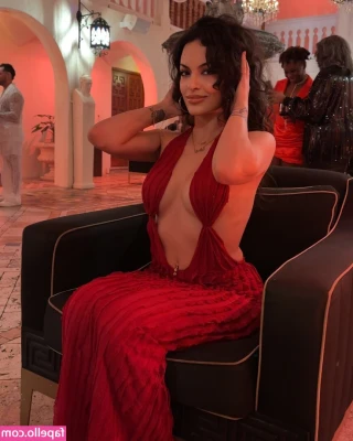 Boushra Tyler [ boushra-tyler ] - DM me a pic of how hard you got after this pic and i'll rate it😘