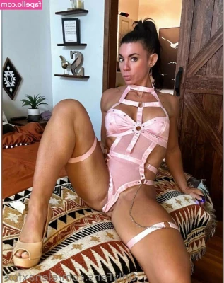 Elena Fox [ elena-fox ] - Today’s hump day and Momma needs a good pounding.. 💦🥰