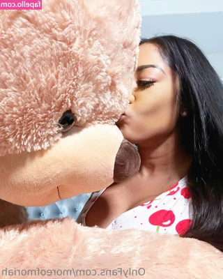 moreofmoriah - Hi babe  Who wants to kiss the little butt