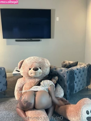 moreofmoriah - Suggar babe     LATINA   Argentinian girl with big a         