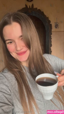 sexxy_mary [ sexxy-mary ] - This is a cute little picture in our pantyhose. We are all smiley and