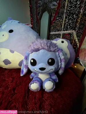 Porcelain_clown [ porcelain-clown ] - This booty is just waiting to be played with 😝💜